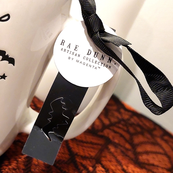 🐈🎃 Rae Dunn "TRICK OR TREAT" Adorable Mummy Cat & Bats Glossy Finish Mug NWT - Picture 6 of 8